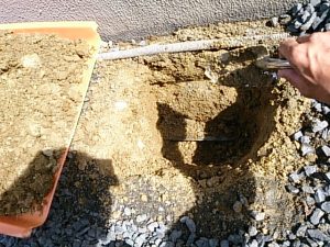 外の水道散水栓の配管を掘って見つける