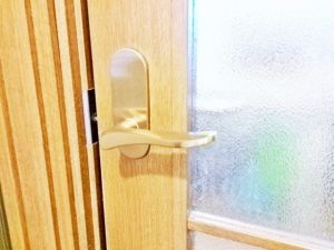 奈良にてドアの修理