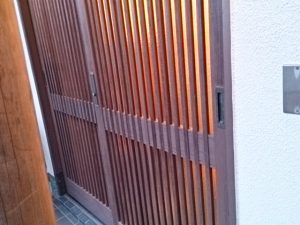 玄関引き戸の戸車交換-便利屋奈良