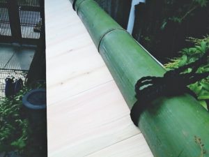 竹垣の棟竹を取り付ける