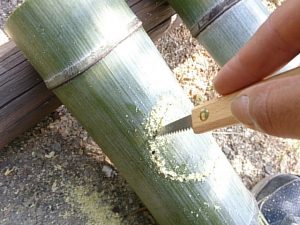 竹支柱に穴を開ける