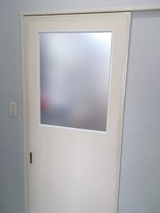 フラッシュドアに窓を付ける-便利屋奈良