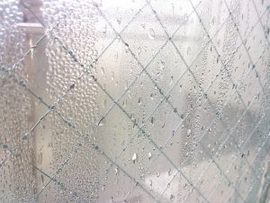 結露窓の水滴