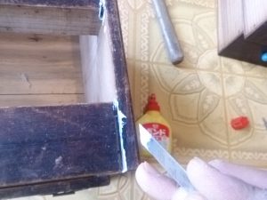 側板の剥がれに木工ボンドを塗り込む