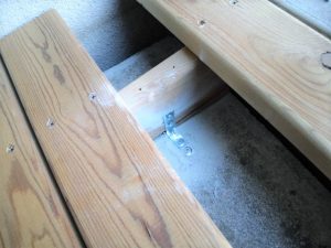 コンクリート床に段差ウッドスロープを固定する