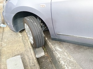 タイヤが溝に落ちてしまった