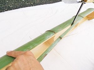 奈良にて竹を割る