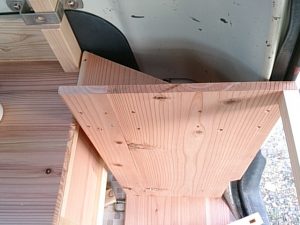 カウンター固定のための木製ステー