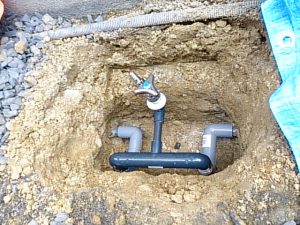 外の道散水栓の配管を繋ぐ