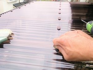 テラス屋根 修理 奈良市 にて波板をポリカフックで留める