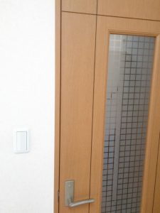 ドア修理 丁番交換 生駒市 にて作業後の写真
