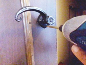 開かないドアの修理-便利屋奈良