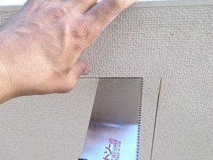 ドアに窓を付ける 奈良市 にて手ノコで加工の図