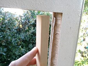 ドアに窓を付ける 奈良市 にて窓枠に芯材を入れる