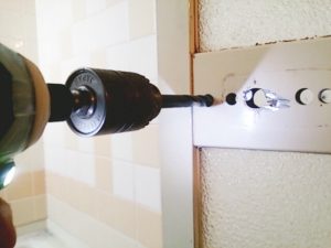 浴室 レバーハンドル交換 奈良市 にてレバーハンドル取り付け用の穴あけ