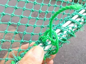 奈良市のカラスよけゴミネットをロープで結んで修理