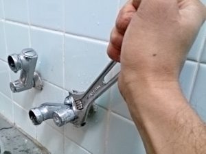 浴室シャワー混合水栓を取り外す