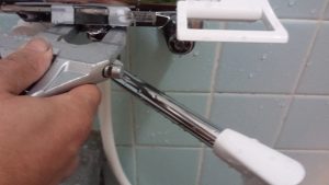 浴室シャワー混合水栓のシャワーホースを取り付ける