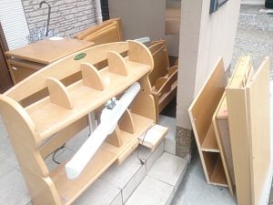 不用品家具を解体する