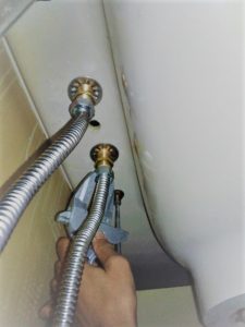 2ハンドル混合洗面水栓の配管を外す