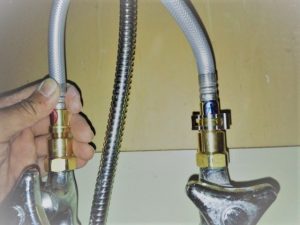 シングルレバー混合洗面水栓の配管を繋ぐ