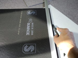 タイルカーペット 施工 奈良市 でタイルカーペットを複雑な形に切断する