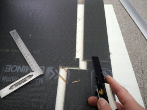 タイルカーペット 施工 奈良市 にて複雑な形のカット作業