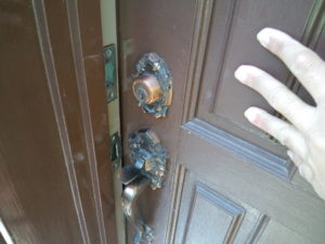 玄関 ドア修理 生駒市 にて玄関ドアの現状把握