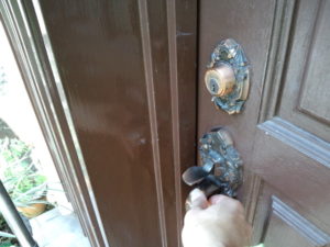 玄関 ドア修理 生駒市 にてドア修理後の動作確認