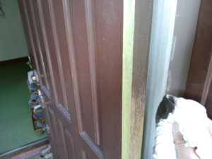玄関ドア切り詰め加工後の塗装